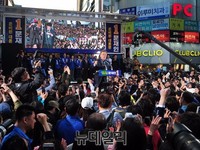 [포토] 부산서 유세하는 문재인