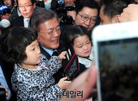 [포토] 부산유세, 아이와 사진찍는 문재인