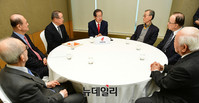 [포토] 국가원로 예방한 홍준표 후보