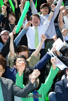 [포토] 선거포스터 포즈 취하는 안철수