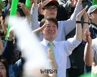 [포토] 선거운동 율동하는 안철수