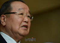 [포토] 홍준표-국가원로 모임 브리핑하는 이영작 박사