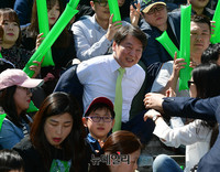 [포토] 겉옷 벗는 안철수