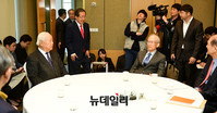 [포토] 국가원로6인과 대화나누는 홍준표 후보