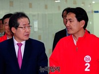 [포토] 대화나누는 홍준표-김진태