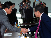 [포토] 악수하는 홍준표 후보