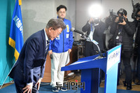 [포토] 회견장 떠나는 문재인 더불어민주당 대선후보