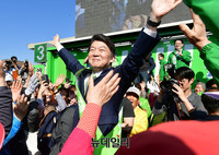 [포토] 전남 목포찾은 안철수...시민과 함께 '목포의눈물' 열창