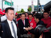 [포토] 환호 받으며 입장하는 홍준표