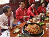 [포토] 춘천서 닭갈비 먹는 홍준표-김진태