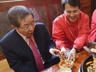[포토] 강원 춘천 찾은 홍준표, 김진태의 닭갈비 접대