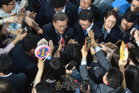 [포토] 시민들과 인사 나누는 문재인 더불어민주당 대선후보