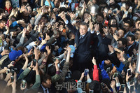 [포토] 손들어 인사하는 문재인 대선후보