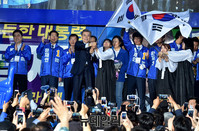 [포토] 태극기 흔드는 더불어민주당 문재인 대선후보