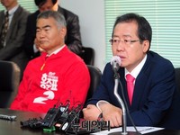 [포토] 이북5도청방문, 인사말하는 홍준표