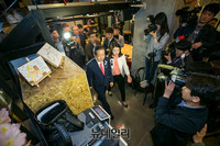 [포토] 신촌서 청년창업자들 만난 홍준표