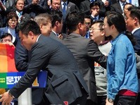 [포토] 문재인 향해 뛰어든 성소수자 단체