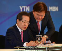 [포토] 토론회에 앞서 대화나누는 홍준표-민경욱