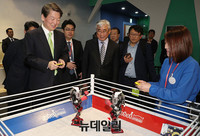 [포토] 토이로봇 조종해 보는 국민의당 안철수 후보