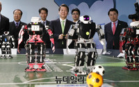 [포토] 축구로봇 시연하는 안철수 대선후보