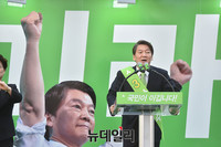 [포토] 원주 시민들에게 지지호소 하는 안철수 후보