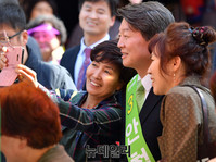 [포토] 시민들과 셀카찍는 국민의당 안철수 후보