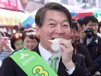 [포토] 상인이 건넨 찐방들고 환하게 웃는 안철수 후보