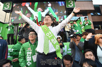 [포토] 손들어 강릉 시민들에게 인사하는 안철수 후보