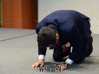 [포토] 대한노인회 토론회서 큰 절하는 홍준표