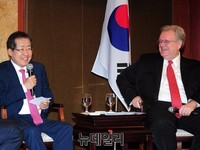 [포토] 호탕하게 웃는 홍준표-제프리 존스