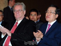 [포토] 제프리 존스 전 주한미국상공회의소 회장과 나란히 앉은 홍준표