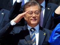 [포토] 거수경례하는 문재인 후보