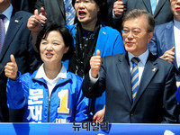 [포토] 국방안보지지선언 기자회견서 엄지세운 문재인-추미애