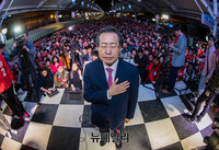 [포토] 대구 서문시장서 국민의례하는 홍준표