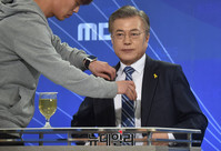 [포토] 토론회 시작 기다리는 문재인 더불어민주당 대선후보