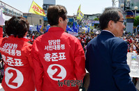 [포토] 김천역서 사드배치 기습시위 만난 홍준표