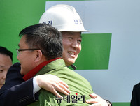 [포토] 경주시민들에게 안전모 선물받은 안철수