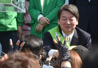 [포토] 안철수, 지지호소에 손가락 세 개 들어 화답하는 시민