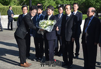 [포토] 대구 2.28 기념탑 참배하는 안철수 국민의당 후보