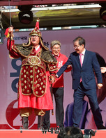 [포토] 충남 아산, 이순신 장군과 홍준표