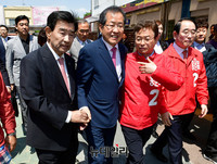 [포토] 김천역서 사드반대 단체 만난 홍준표-이철우