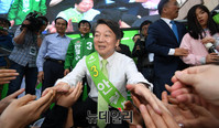 [포토] 대구 시민들과 악수 나누는 안철수 후보