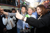 [포토] 대구 시민들과 셀카찍는 안철수 후보