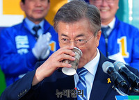 [포토] 성남유세, 물 마시는 문재인