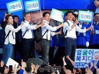 [포토] 성남 대표정책 전달받은 문재인 후보