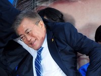 [포토] 성남유세, 재킷입는 문재인