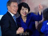 [포토] 이재명 성남시장 부인과 손잡은 문재인