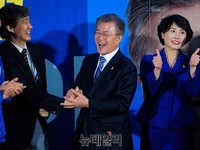 [포토] 성남유세, 손잡은 조국-문재인