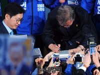 [포토] 성남유세, 사인하는 문재인