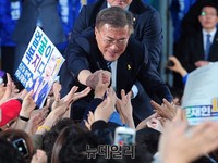 [포토] 성남유세, 악수하는 문재인